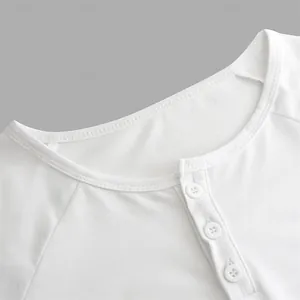Hochwertige Nahaufnahme eines weißen Herren Henley-T-Shirt-Kragens mit Knöpfen