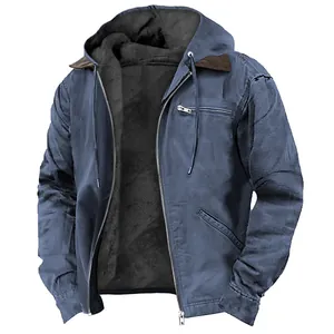 Detailansicht der blauen Herrenkapuzenjacke mit warmem Fleecefutter und Reißverschlusstasche
