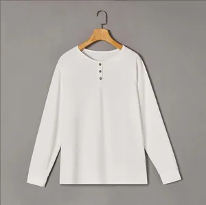 Klassisches weißes langärmliges Henley-T-Shirt für Herren mit einer Knopfleiste