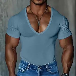 Gros plan d'un t-shirt ajusté à col en V montrant la texture du tissu et la coupe