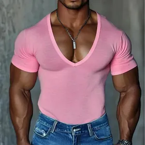 Vue détaillée du t-shirt rose pour hommes avec col en V profond et coupe ajustée.