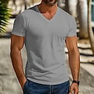 Gros plan d'un t-shirt de sport gris à col en V pour homme en tissu respirant séchage rapide