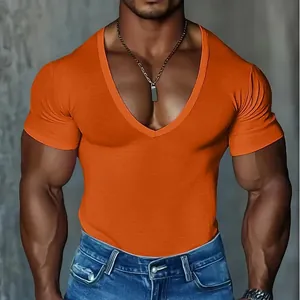 Vue détaillée du t-shirt orange ajusté pour hommes avec col en V profond et manches courtes