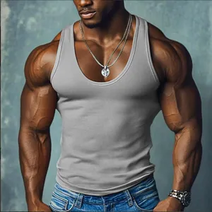 Detailansicht eines schwer gerippten grauen Fitness-Tanktops an einem muskulösen männlichen Model