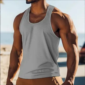 Gros plan d'un débardeur de sport gris pour hommes avec tissu respirant et coupe ajustée