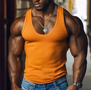 Detailansicht eines orangefarbenen, gerippten Fitness-Tanktops für Herren in enger Passform.