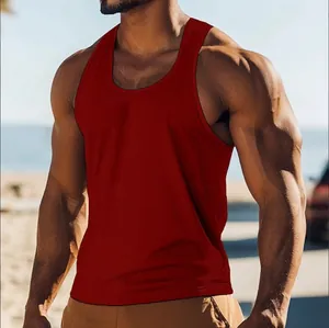 Gros plan d'un débardeur de sport rouge respirant pour hommes dans un cadre extérieur ensoleillé.