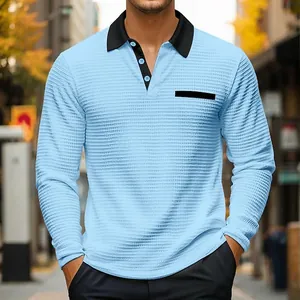 Detalle de polo azul claro para hombre en punto de gofre con cuello en contraste