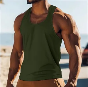 Une vue détaillée du débardeur de sport vert olive pour homme, coupe ajustée