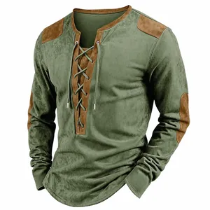 Dettaglio della texture scamosciata e delle toppe marroni su questa maglia Henley
