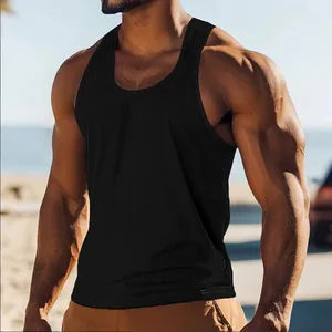 Détail d'un débardeur de sport noir respirant pour homme porté par un mannequin