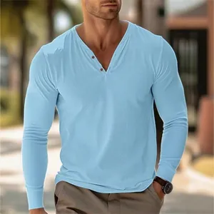 Vue détaillée du t-shirt henley cintré bleu clair pour homme avec col en V boutonné