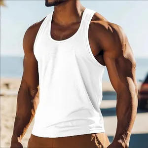Gros plan du débardeur de sport blanc montrant la coupe fitness sur un mannequin