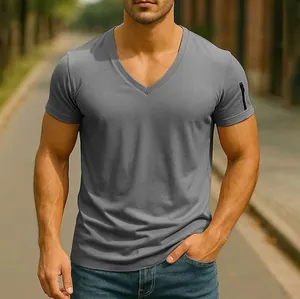 Λεπτομερής προβολή του γκρι ανδρικού T-shirt με λαιμό V και διακοσμητικό φερμουάρ στο μανίκι