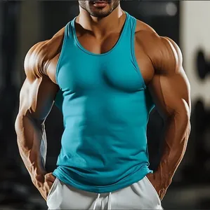 Gros plan d'un débardeur de sport bleu respirant sur un modèle de fitness très musclé