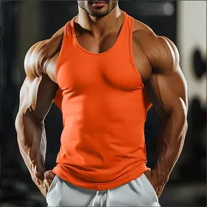 Détail de face d'un débardeur de sport orange pour homme montrant la coupe ajustée.