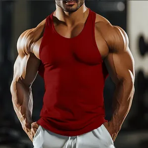 Gros plan du débardeur de sport rouge pour homme soulignant le tissu respirant et la coupe