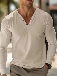 Vue détaillée d'un t-shirt Henley à manches longues pour hommes avec col boutonné
