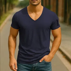 Λεπτομέρεια ανδρικού μπλε μπλουζάκι με λαιμόκοψη V, στενή εφαρμογή και καθημερινό στυλ