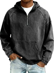 Detalle de sudadera con capucha de mezclilla lavada para hombre con cremallera