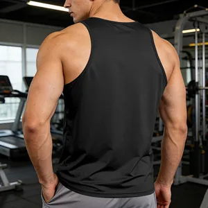 Vista posterior de un hombre con una camiseta de tirantes negra de secado rápido en gimnasio