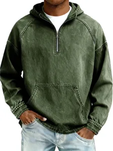 Detalle de sudadera con capucha de mezclilla lavada para hombre con cremallera media