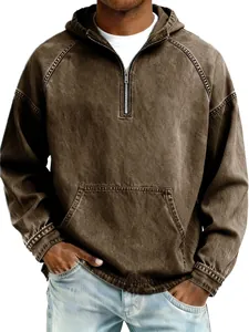 Detalle de sudadera con capucha de mezclilla marrón lavada vintage para hombre