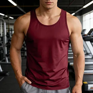 Primer plano de un hombre musculoso con una camiseta de tirantes burdeos en un gimnasio.