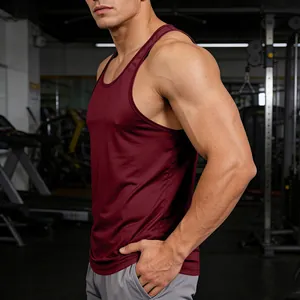 Vista lateral de la camiseta de tirantes deportiva granate para hombre de secado rápido