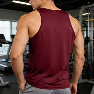 Vista trasera de una camiseta de tirantes bordeaux de secado rápido para hombre fitness