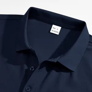 Λεπτομέρεια γιακά polo μπλε navy με ετικέτα μεγέθους L και υφή υφάσματος