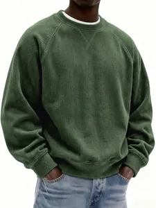 Dettaglio di una felpa da uomo in velluto a coste verde oliva con maniche raglan e girocollo
