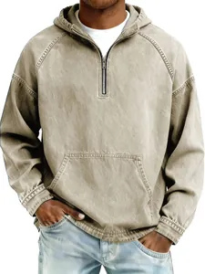 Detalle de sudadera con capucha de mezclilla lavada pesada para hombre con media cremallera