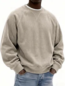 Felpa da uomo in velluto a coste beige con design a maniche raglan e girocollo.