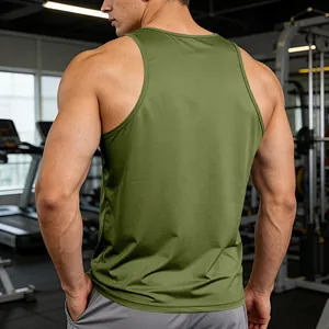 Vista trasera de una camiseta de fitness verde oliva para hombre con diseño de espalda de nadador