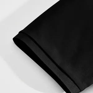 Λεπτομέρεια μαύρης ριμπ μανσέτας από βαρύ ανδρικό μπλουζάκι πόλο με υφή