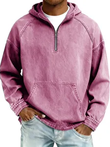 Detalle de sudadera con capucha de denim lavado rosa púrpura con media cremallera.