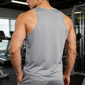 Vista trasera de una camiseta de tirantes gris de secado rápido para hombre que resalta el ajuste