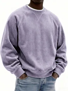 Dettaglio del tessuto a costine di una felpa viola da uomo con maniche raglan