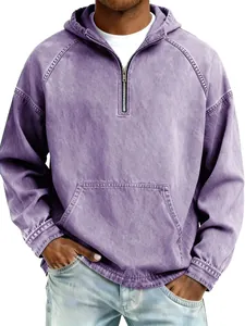 Detalle del acabado morado lavado vintage en una sudadera con capucha pesada para hombre