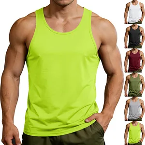 Primer plano de camiseta deportiva verde neón para hombre con varios colores