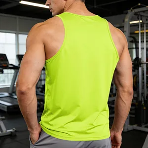 Vista detallada de la espalda de una camiseta de tirantes deportiva verde neón hombre