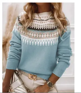 Dettaglio di un maglione girocollo azzurro da donna con motivo etnico Fair Isle