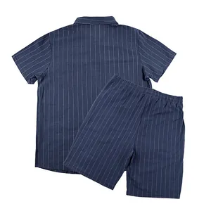 Achteraanzicht van een marineblauw linnen overhemd en bijpassende shorts met krijtstreep
