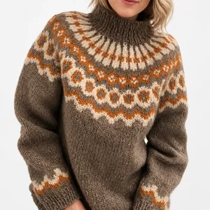 Primer plano de un jersey de punto grueso para mujer con cuello alto y jacquard retro.