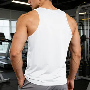 Vista trasera de camiseta de tirantes blanca de secado rápido para hombre