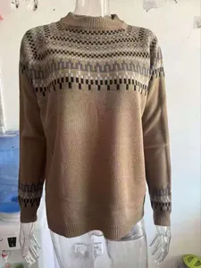 Vista dettagliata di un maglione invernale marrone a lupetto con motivo jacquard nordico