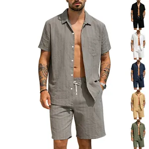 Zomerse herenset met een gestreept linnen shirt en korte broek in diverse kleuren