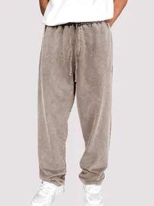 Vue détaillée d'un pantalon de jogging à cordon de serrage pour hommes, style marron