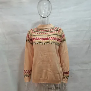 Dettaglio di un maglione invernale a lupetto in maglia con motivi geometrici colorati